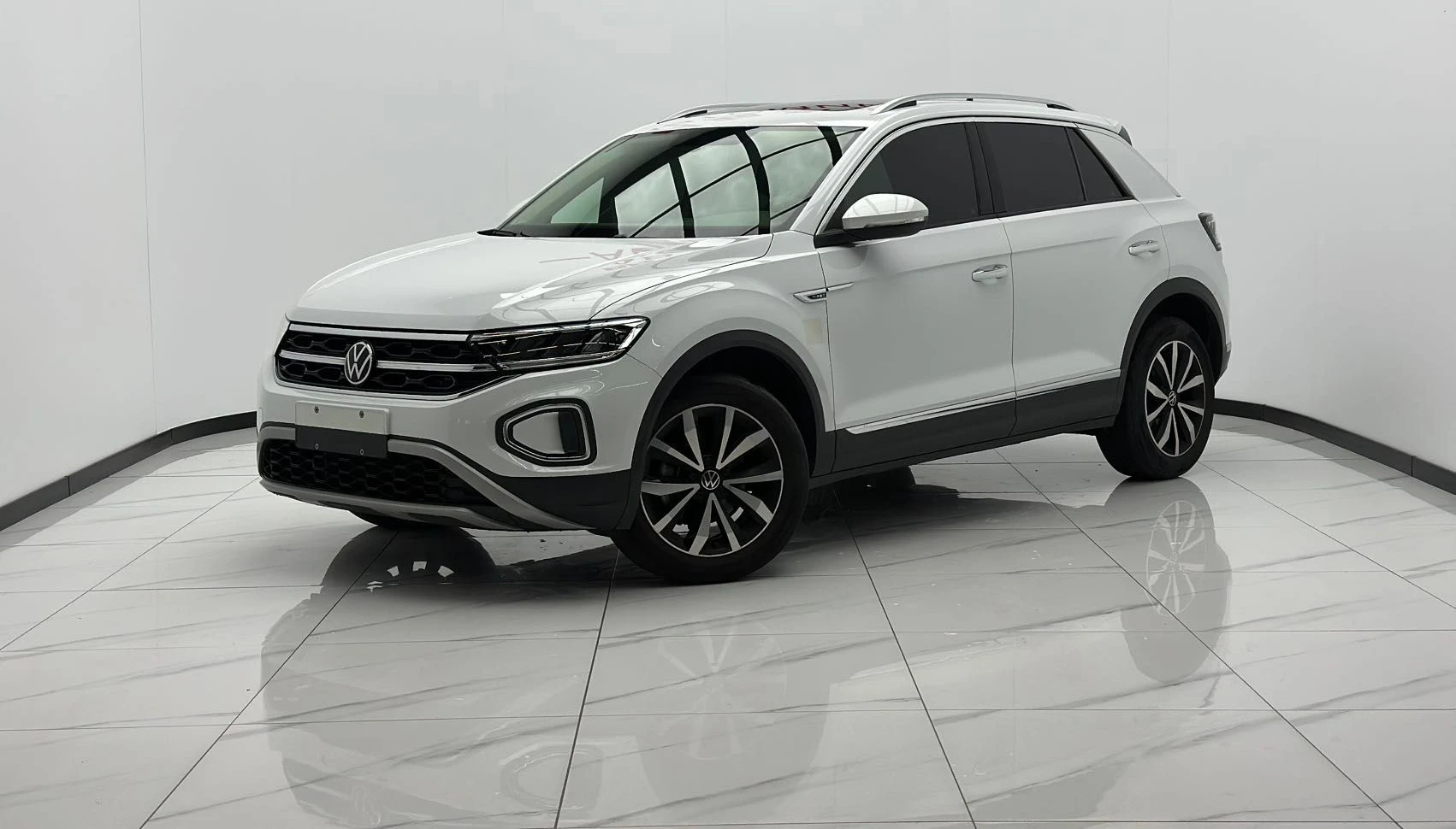 Volkswagen T-Roc — фото 1