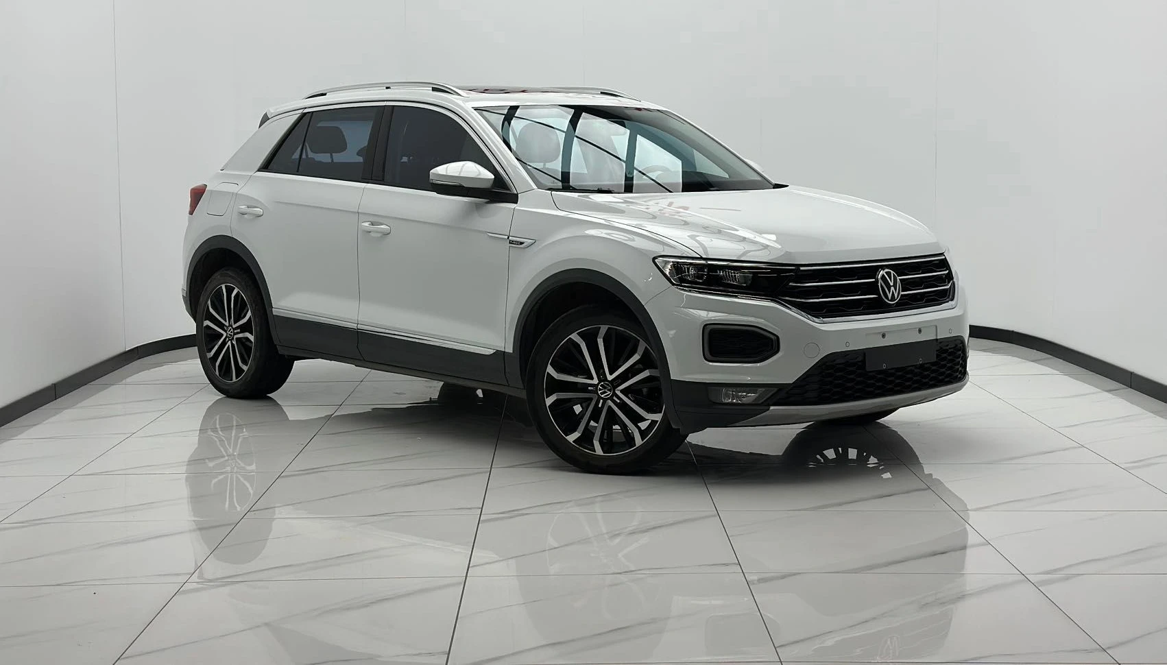 Volkswagen T-Roc — фото 1