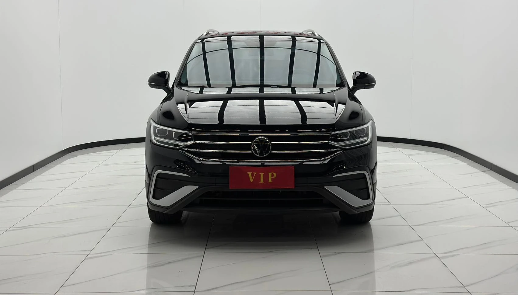 Volkswagen Tiguan — фото 1